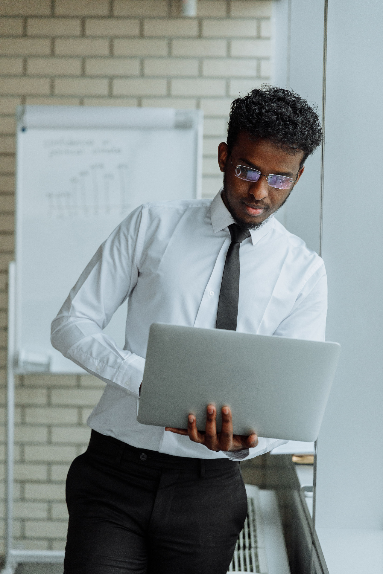 Especialista Attach analisando dados do ERP